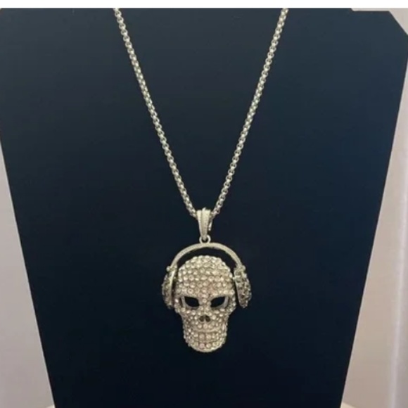 hey Mr. DJ, new condition, skull necklace Natasha couture with💀 headphones - Picture 8 of 8